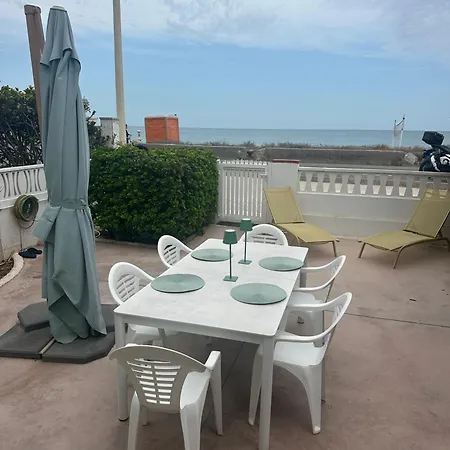 Dom wakacyjny Beachfront House *